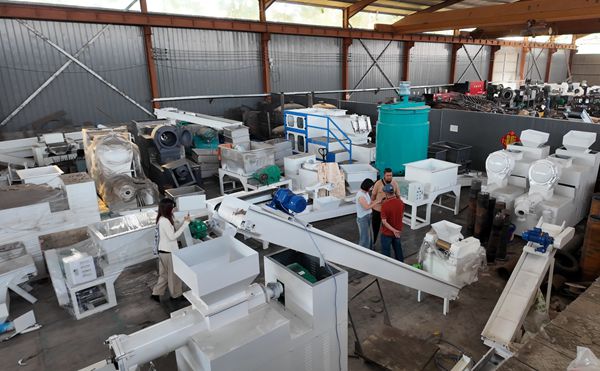 Vue a&eacute;rienne de l'atelier, &eacute;quipe commerciale pr&eacute;sentant les &eacute;quipements de savon