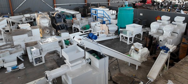 Vue panoramique de l'atelier avec plusieurs ensembles de machines de savon
