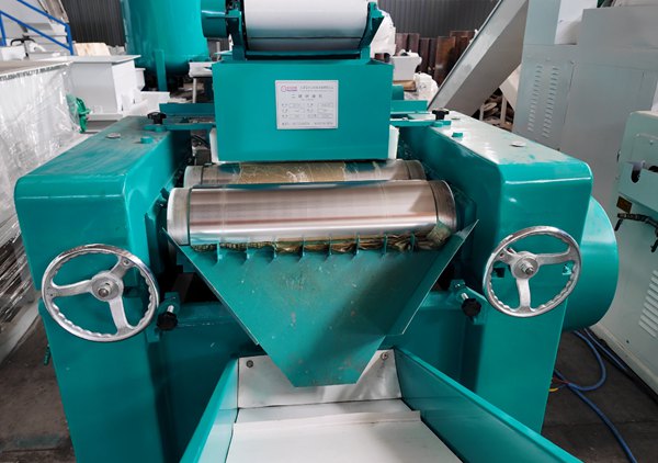 Broyeur à trois rouleaux pour savon, machine de raffinage de pâte de savon