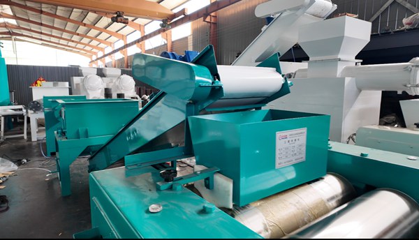 Machine de raffinage de savon, broyeur &agrave; trois rouleaux avec syst&egrave;me d'alimentation automatique